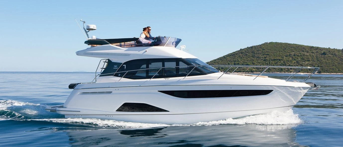 Bavaria R40 Flybridge Yacht